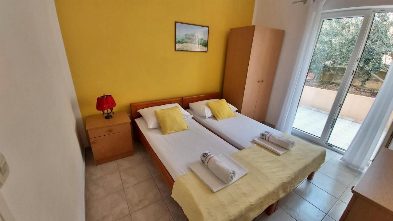 Apartments Mandalinic Омиш Экстерьер фото