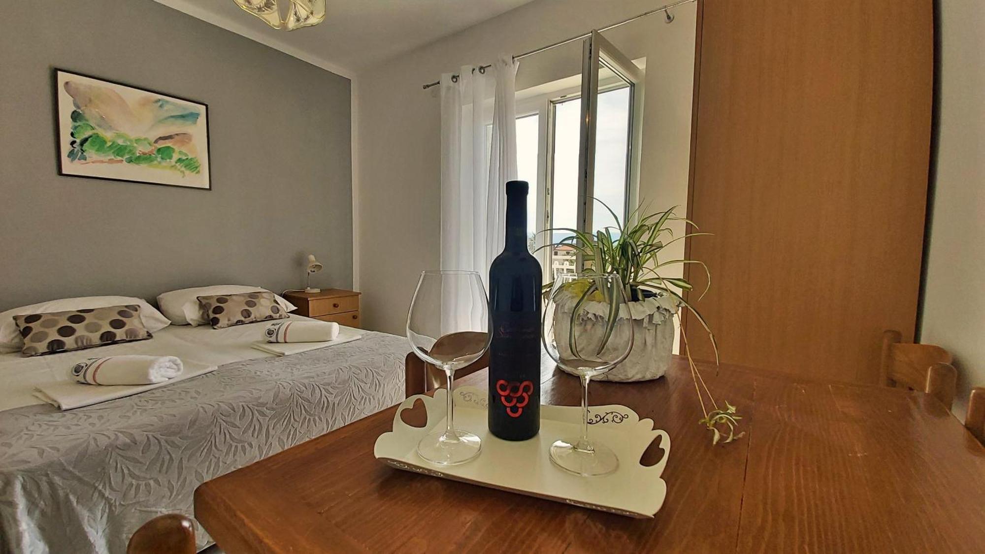 Apartments Mandalinic Омиш Экстерьер фото