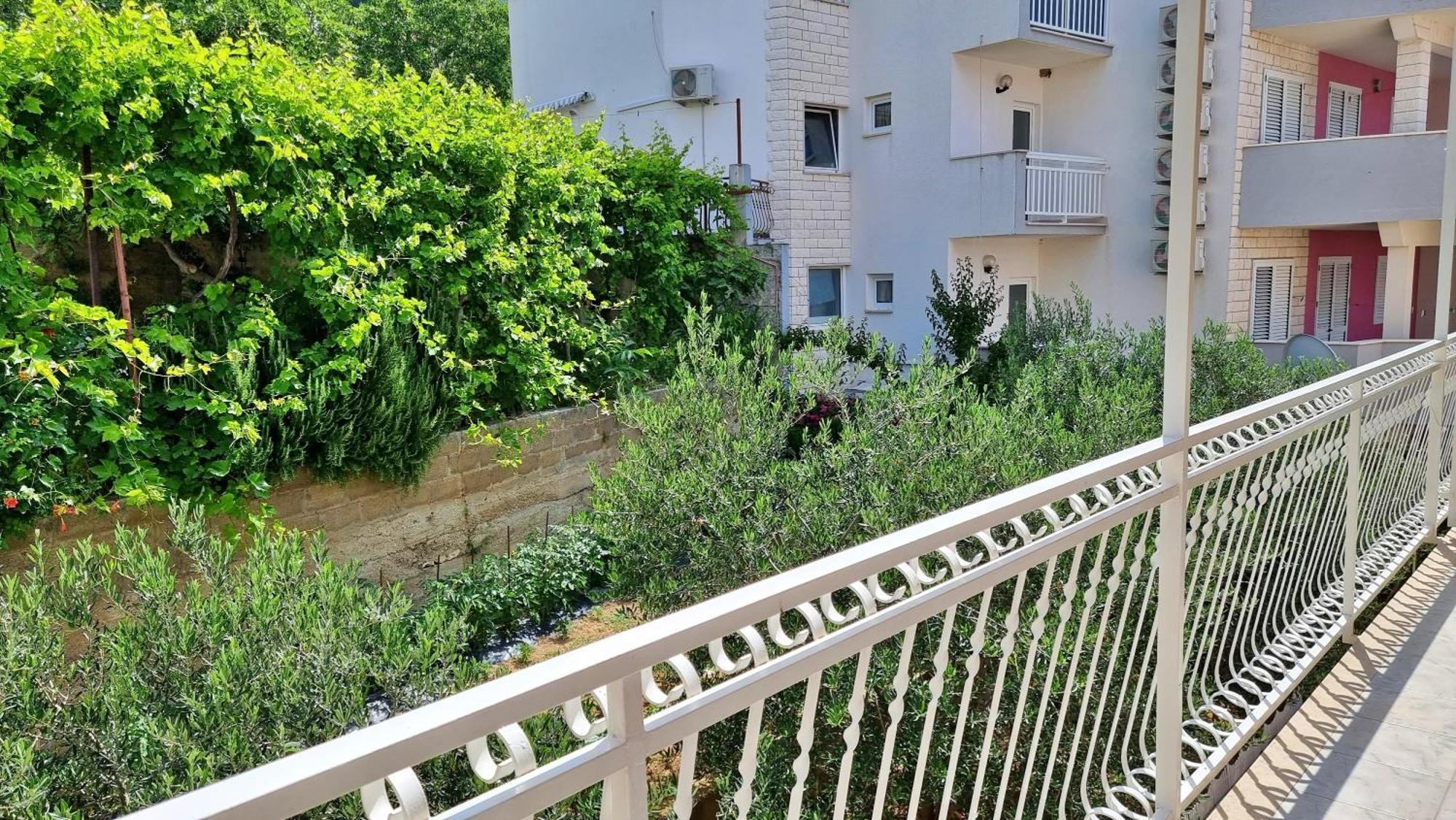 Apartments Mandalinic Омиш Экстерьер фото