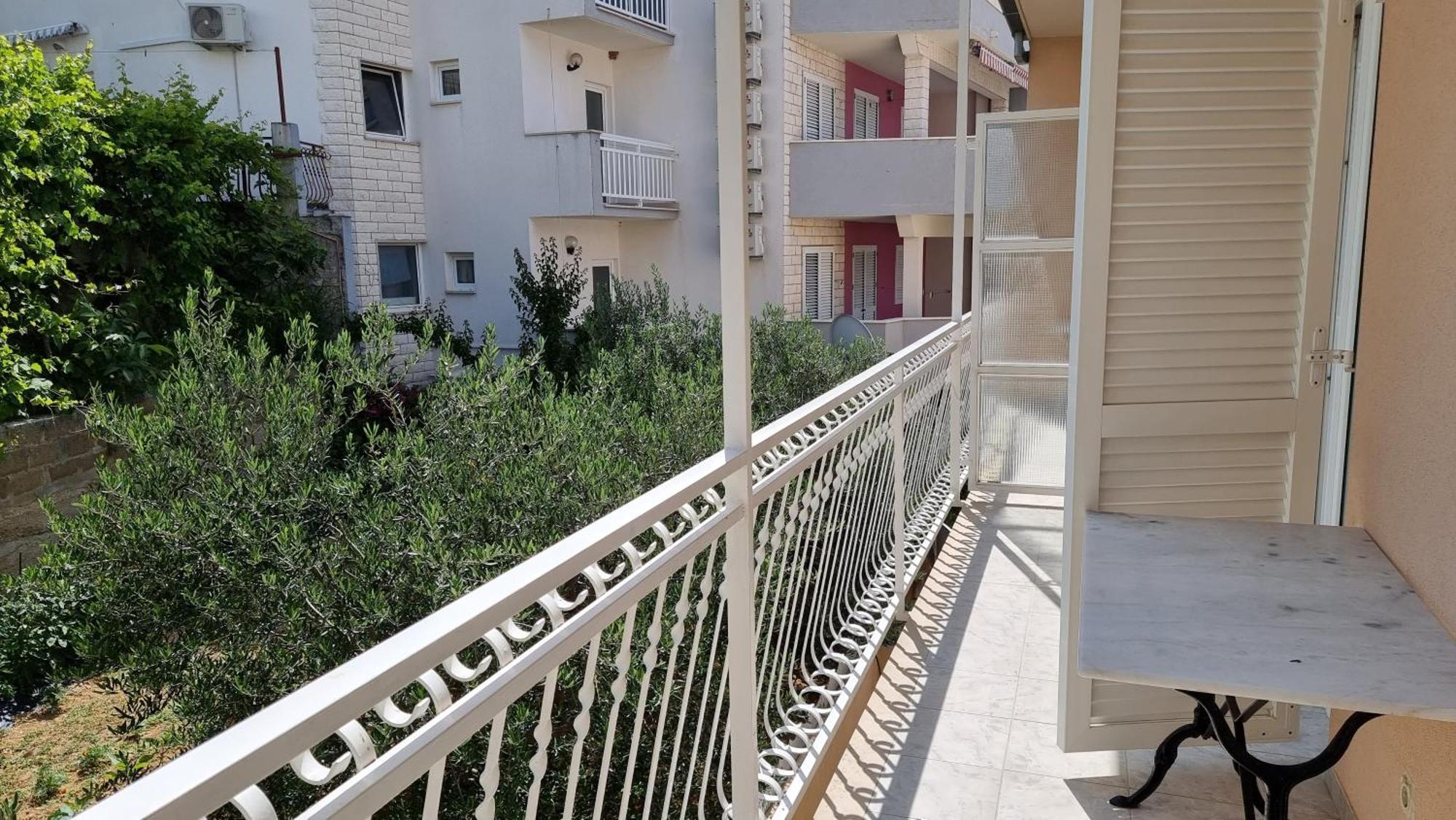Apartments Mandalinic Омиш Экстерьер фото