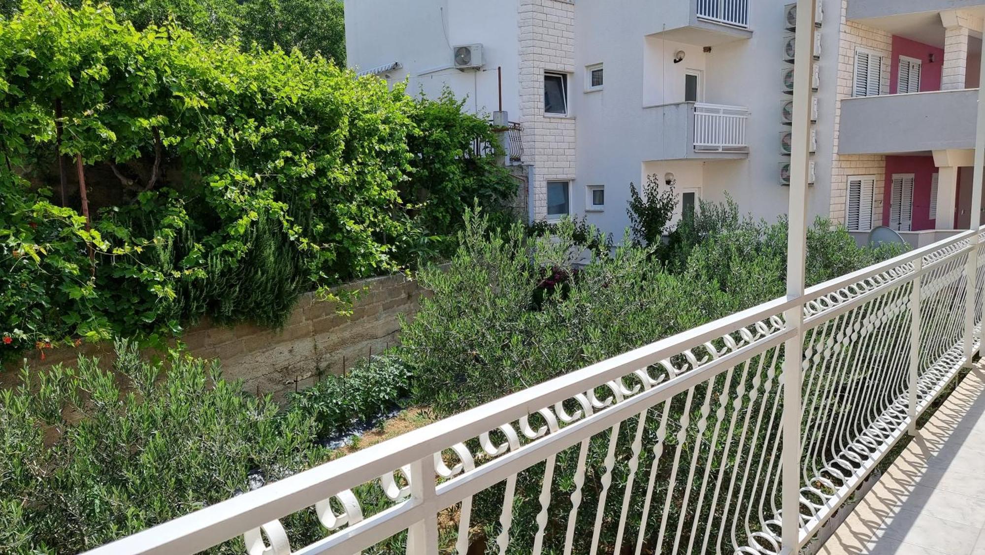 Apartments Mandalinic Омиш Экстерьер фото